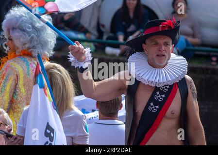 2 septembre 2023, Leiden, pays-Bas, première fierté avec bateau de parade coloré dans les canaux de Leiden Banque D'Images