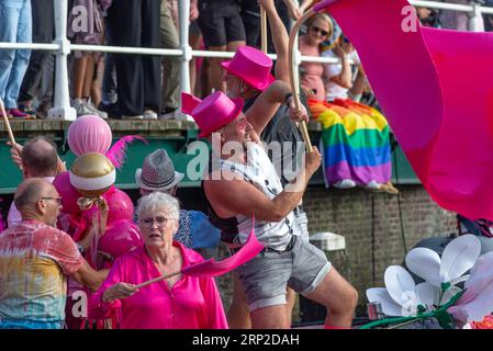 2 septembre 2023, Leiden, pays-Bas, première fierté avec bateau de parade coloré dans les canaux de Leiden Banque D'Images