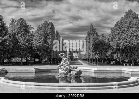 Fontaine dans le parc du palais, à l'arrière le Pavillon de l'Empereur Photographie noir et blanc, Vienne, Autriche Banque D'Images