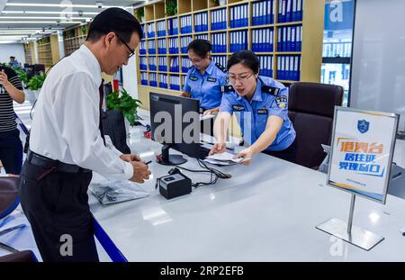 (180901) -- SHENZHEN, 1 septembre 2018 -- un demandeur de Taïwan demande un permis de séjour dans le centre de service de la baie de Shenzhen de la succursale de Nanshan du Bureau de la sécurité publique municipale de Shenzhen à Shenzhen, province du Guangdong dans le sud de la Chine, le 1 septembre 2018. Les résidents de Hong Kong, Macao et Taiwan peuvent demander un permis de séjour en Chine continentale à partir de septembre 1. )(WSW) CHINE-PERMIS DE SÉJOUR-HK MACAO TAÏWAN RÉSIDENTS-DÉBUT DE LA DEMANDE (CN) MAOXSIQIAN PUBLICATIONXNOTXINXCHN Banque D'Images