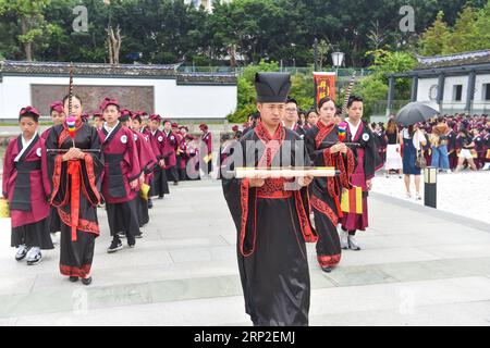 (180901) -- FUZHOU, 1 septembre 2018 -- quelque 200 étudiants participent à une activité pour rendre hommage à leurs enseignants à Fuzhou, capitale de la province du Fujian du sud-est de la Chine, le 1 septembre 2018. L'activité a lieu pour accueillir le nouveau semestre le jour de l'ouverture de l'école qui tombe le 1 septembre. ) (ly) CHINA-FUJIAN-SCHOOL OPENING DAY-ACTIVITY (CN) SongxWeiwei PUBLICATIONxNOTxINxCHN Banque D'Images