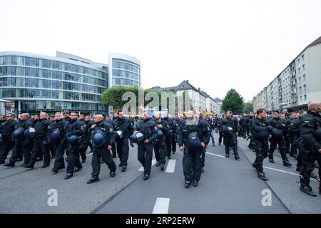 (180902) -- CHEMNITZ, 2 septembre 2018 -- des policiers gardent le site d'une manifestation à Chemnitz, dans l'est de l'Allemagne, le 1 septembre 2018. Environ 8 000 personnes sont descendues dans les rues de la ville allemande de Chemnitz samedi, y compris des partisans du parti de droite AfD et des initiatives xénophobes, et des personnes qui protestent contre la xénophobie, a rapporté l'Agence de presse allemande (DPA). (YY) ALLEMAGNE-CHEMNITZ-PROTESTATIONS KevinxVoigt PUBLICATIONxNOTxINxCHN Banque D'Images