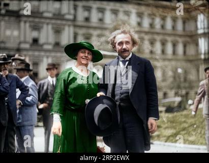 Albert Einstein avec sa femme Elsa ; État, guerre et bâtiment de la marine en arrière-plan. Washington, D.C. entre 1921 et 1923 Banque D'Images