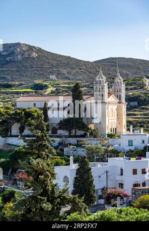 Vue sur le village de Lefkes avec l'église d'Agia Triada, église de la Sainte Trinité de Lefko, Lefkes, Cyclades, Grèce Banque D'Images