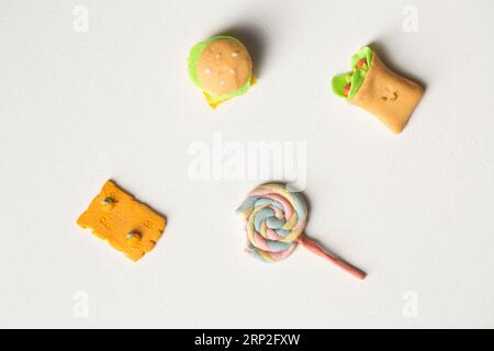 Œuvres pour enfants sous forme de nourriture avec de la plasticine sur fond blanc Banque D'Images