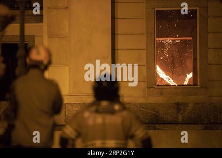 (180903) -- RIO DE JANEIRO, 3 septembre 2018 -- la photo prise le 2 septembre 2018 montre le Musée national du Brésil en feu à Rio de Janeiro, Brésil. Un incendie massif, en fin de dimanche, a traversé le Musée national de Rio de Janeiro, vieux de 200 ans, ne causant aucune victime, mais probablement la perte totale d une collection de plus de 20 millions d objets. (wtc) BRÉSIL-RIO DE JANEIRO-MUSÉE-FEU LixMing PUBLICATIONxNOTxINxCHN Banque D'Images