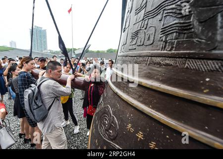 (180903) -- NANJING, 3 septembre 2018 -- les gens sonnent la cloche de la paix lors d'une activité commémorative marquant le 73e anniversaire de la victoire dans la guerre de résistance du peuple chinois contre l'agression japonaise et la guerre mondiale antifasciste au Mémorial des victimes à Nanjing massacre des envahisseurs japonais à Nanjing, province du Jiangsu de Chine orientale, 3 septembre 2018. ) (LY) CHINE-NANJING-73E ANNIVERSAIRE-GUERRE DE RÉSISTANCE CONTRE L'AGRESSION JAPONAISE (CN) LIXBO PUBLICATIONXNOTXINXCHN Banque D'Images