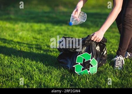 Concept de recyclage avec femme collectant les déchets Banque D'Images