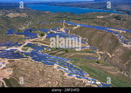 Actualités Themen der Woche kW 36 Actualités Bilder des Tages (180904) -- TAIYUAN, 4 septembre 2018 -- une photo aérienne prise le 4 septembre 2018 montre une centrale photovoltaïque dans le comté de Loufan, Taiyuan City, province du Shanxi dans le nord de la Chine. Au cours des dernières années, le comté a développé et utilisé vigoureusement l'énergie solaire en construisant des centrales photovoltaïques sur des montagnes arides.) CHINE-SHANXI-ÉNERGIE PROPRE-ÉNERGIE PHOTOVOLTAÏQUE (CN) CAOXYANG PUBLICATIONXNOTXINXCHN Banque D'Images