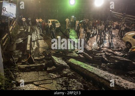 (180904) -- KOLKATA, 4 septembre 2018 -- les sauveteurs et les navetteurs se tiennent près du pont Majerhat effondré, à Kolkata, en Inde, le 4 septembre 2018. Au moins six personnes ont été blessées mardi et beaucoup d'autres sont redoutées piégées sous les débris après qu'une partie d'un pont s'est effondrée dans l'état indien oriental du Bengale occidental, ont déclaré les responsables. (yg) EFFONDREMENT DU PONT INDE-KOLKATA TumpaxMondal PUBLICATIONxNOTxINxCHN Banque D'Images