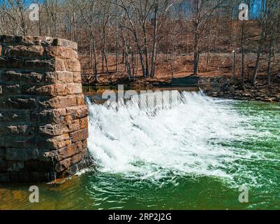 Une scène d'automne idyllique d'une rivière en cascade sur une falaise rocheuse, avec des couleurs vibrantes de feuillage entourant l'eau tranquille Banque D'Images