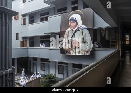 (180905) -- KOLKATA, 5 septembre 2018 -- des moniales visitent la Maison mère pour prier lors d'une commémoration marquant le 21e anniversaire de la mort de mère Teresa à Kolkata, dans l'est de l'Inde, le 5 septembre 2018. Mère Teresa travaillait pour les pauvres à Kolkata et a remporté le prix Nobel de la paix. Elle meurt en 1997 à l'âge de 87 ans. INDE-KOLKATA-MÈRE TERESA-21E ANNIVERSAIRE-MORT TUMPAXMONDAL PUBLICATIONXNOTXINXCHN Banque D'Images