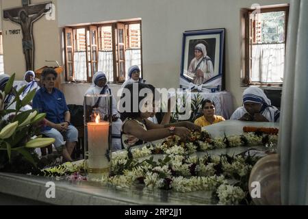 (180905) -- KOLKATA, le 5 septembre 2018 -- des moniales et des visiteurs prient lors d'une commémoration marquant le 21e anniversaire de la mort de mère Teresa à Kolkata, dans l'est de l'Inde, le 5 septembre 2018. Mère Teresa travaillait pour les pauvres à Kolkata et a remporté le prix Nobel de la paix. Elle meurt en 1997 à l'âge de 87 ans. INDE-KOLKATA-MÈRE TERESA-21E ANNIVERSAIRE-MORT TUMPAXMONDAL PUBLICATIONXNOTXINXCHN Banque D'Images