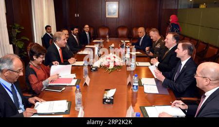 (180905) -- ISLAMABAD, 5 septembre 2018 -- une photo publiée par le Département d'information de presse () du Pakistan le 5 septembre 2018 montre le ministre pakistanais des Affaires étrangères Shah Mahmood Qureshi (3rd L, Front) assistant à une réunion avec le secrétaire d'État américain Mike Pompeo (3rd R, Front) à Islamabad, capitale du Pakistan. Le secrétaire d'État américain Mike Pompeo et le ministre pakistanais des Affaires étrangères Shah Mahmood Qureshi ont appelé mercredi à une solution politique à la question afghane et les deux parties ont convenu que les conditions actuelles en Afghanistan étaient propices à l'intensification des efforts en vue d'un règlement politique, selon A. Banque D'Images