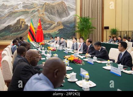 (180905) -- BEIJING, le 5 septembre 2018 -- Li Zhanshu, président du Comité permanent du Congrès national du peuple, rencontre le président zimbabwéen Emmerson Mnangagwa au Grand Hall du peuple à Beijing, capitale de la Chine, le 5 septembre 2018. )(MCG) CHINA-BEIJING-LI ZHANSHU-ZIMBABWE PRESIDENT-MEETING (CN) ZhaixJianlan PUBLICATIONxNOTxINxCHN Banque D'Images