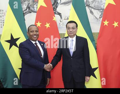 (180905) -- PÉKIN, le 5 septembre 2018 -- le premier ministre chinois Li Keqiang (R) rencontre le premier ministre de Sao Tomé-et-principe Patrice Trovoada à Pékin, capitale de la Chine, le 5 septembre 2018. )(MCG) CHINA-BEIJING-LI KEQIANG-SAO TOMÉ-ET-PRINCIPE PM-MEETING (CN) PANGXXINGLEI PUBLICATIONXNOTXINXCHN Banque D'Images