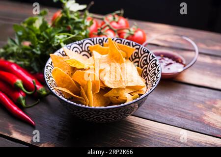 Posez à plat les nachos légumes ketchup Banque D'Images