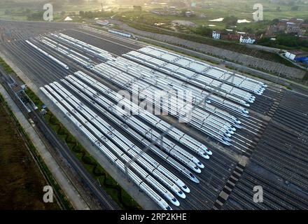 (180906) -- NANNING, 6 septembre 2018 -- une photo aérienne prise le 17 mai 2016 montre les trains à grande vitesse à Nanning, dans la région autonome de Guangxi Zhuang, dans le sud de la Chine. Le kilométrage total des lignes de chemin de fer dans la région autonome de Guangxi Zhuang a atteint 5 191 km contre 1 346,3 km en 1958. Le chemin de fer est devenu une artère de transport et a apporté des opportunités économiques au Guangxi. )(wsw) CHINA-GUANGXI-RAILWAY-DEVELOPMENT (CN) HuangxXiaobang PUBLICATIONxNOTxINxCHN Banque D'Images