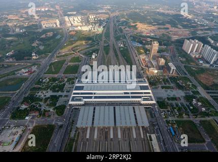 (180906) -- NANNING, 6 septembre 2018 -- une photo aérienne prise le 4 septembre 2018 montre la gare ferroviaire de Nanning East à Nanning, dans la région autonome de Guangxi Zhuang du sud de la Chine. Le kilométrage total des lignes de chemin de fer dans la région autonome de Guangxi Zhuang a atteint 5 191 km contre 1 346,3 km en 1958. Le chemin de fer est devenu une artère de transport et a apporté des opportunités économiques au Guangxi. )(wsw) CHINA-GUANGXI-RAILWAY-DEVELOPMENT (CN) LuxBoan PUBLICATIONxNOTxINxCHN Banque D'Images