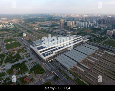 (180906) -- NANNING, 6 septembre 2018 -- une photo aérienne prise le 4 septembre 2018 montre la gare ferroviaire de Nanning East à Nanning, dans la région autonome de Guangxi Zhuang du sud de la Chine. Le kilométrage total des lignes de chemin de fer dans la région autonome de Guangxi Zhuang a atteint 5 191 km contre 1 346,3 km en 1958. Le chemin de fer est devenu une artère de transport et a apporté des opportunités économiques au Guangxi. )(wsw) CHINA-GUANGXI-RAILWAY-DEVELOPMENT (CN) LuxBoan PUBLICATIONxNOTxINxCHN Banque D'Images