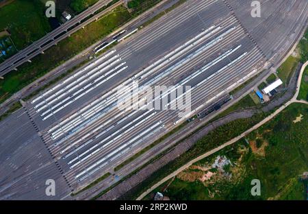 (180906) -- NANNING, 6 septembre 2018 -- une photo aérienne prise le 1 juillet 2018 montre les trains à grande vitesse à Nanning, dans la région autonome de Guangxi Zhuang, dans le sud de la Chine. Le kilométrage total des lignes de chemin de fer dans la région autonome de Guangxi Zhuang a atteint 5 191 km contre 1 346,3 km en 1958. Le chemin de fer est devenu une artère de transport et a apporté des opportunités économiques au Guangxi. )(wsw) CHINA-GUANGXI-RAILWAY-DEVELOPMENT (CN) HuangxXiaobang PUBLICATIONxNOTxINxCHN Banque D'Images