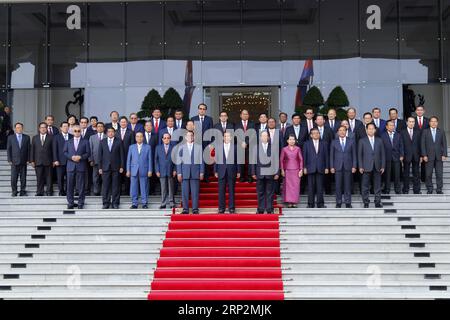 Actualités Themen der Woche kW 36 Actualités Bilder des Tages (180907) -- PHNOM PENH, 7 septembre 2018 -- le Premier ministre cambodgien Samdech Techo Hun Sen (C, devant) pose pour des photos avec ses nouveaux membres du cabinet à Phnom Penh, Cambodge, le 7 septembre 2018. Le Premier ministre cambodgien Samdech Techo Hun Sèn a présidé vendredi la première réunion du cabinet, révélant un certain nombre de tâches prioritaires que le gouvernement devra mettre en œuvre au cours des cinq prochaines années. yk) CAMBODGE-PHNOM PENH-PM-CABINET LixLaey PUBLICATIONxNOTxINxCHN Banque D'Images