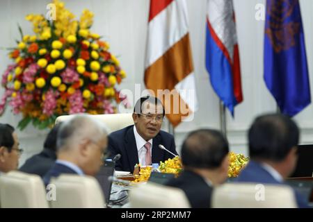 (180907) -- PHNOM PENH, 7 septembre 2018 -- le Premier ministre cambodgien Samdech Techo Hun Sen (C) prend la parole lors de la première réunion du cabinet à Phnom Penh, Cambodge, le 7 septembre 2018. Le Premier ministre cambodgien Samdech Techo Hun Sèn a présidé vendredi la première réunion du cabinet, révélant un certain nombre de tâches prioritaires que le gouvernement devra mettre en œuvre au cours des cinq prochaines années. yk) CAMBODGE-PHNOM PENH-PM-CABINET LixLaey PUBLICATIONxNOTxINxCHN Banque D'Images