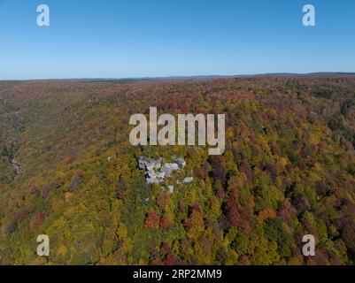 Vue aérienne du feuillage d'automne brillant dans la région Great Smoky de l'État de New York, offrant un paysage magnifique et vibrant Banque D'Images