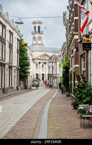 Ruelle avec vue sur l'hôtel de ville à Dordrecht, pays-Bas Banque D'Images