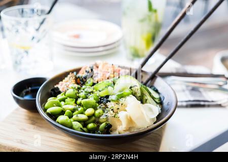 Bol végétarien avec haricots edamame, concombre et gingembre Banque D'Images