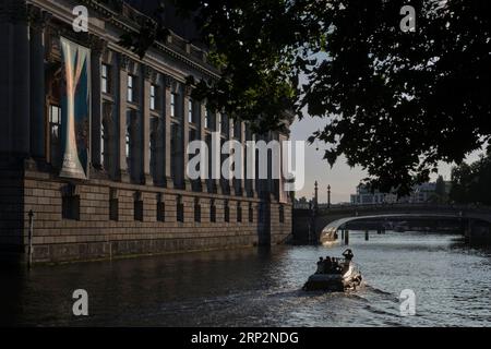 Allemagne, Berlin, 24.06.2023, bateau sur la Spree, homme prenant une photo du Bode-Museum (Kaiser-Friedrich-Museum), Pont de Monbijou Banque D'Images