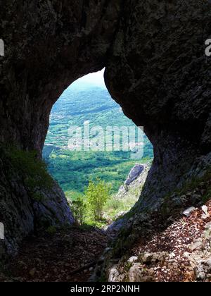 Vue de par une formation rocheuse d'Otlisko okno au-dessus d'Ajdovscina et de la vallée de Vipava au plateau forestier de Trnovo dans la région littorale de Slovénie avec une vie Banque D'Images