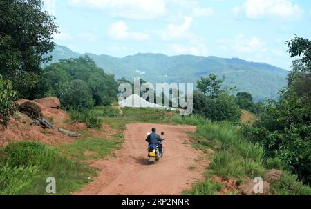 (180908) -- KUNMING, 8 septembre 2018 -- Wang Zhengxiang survole la montagne pour acheter de la nourriture pour les étudiants du village de Sanmeng de Luquan Yi et du comté autonome de Miao, dans le sud-ouest de la province du Yunnan, 5 septembre 2018. Un enseignant, huit étudiants, aucun n’a été et ne sera abandonné grâce à l’enseignant rural Wang Zhengxiang. Wang Zhengxiang du groupe ethnique Miao, 56 ans, est le seul enseignant et enseigne à l'école primaire du village isolé d'Ayiyang depuis 38 ans. L’école primaire d’Ayiyang, située à une altitude de 2 600 mètres au-dessus du niveau de la mer et entourée de montagnes, n’est pas facilement accessible de l’extérieur Banque D'Images