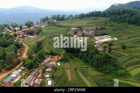 (180908) -- KUNMING, 8 septembre 2018 -- une photo aérienne prise le 6 septembre 2018 montre l'école primaire Ayiyang dans le village de Sanmeng, dans le comté autonome de Luquan Yi, et Miao, dans le sud-ouest de la province du Yunnan. Un enseignant, huit étudiants, aucun n’a été et ne sera abandonné grâce à l’enseignant rural Wang Zhengxiang. Wang Zhengxiang du groupe ethnique Miao, 56 ans, est le seul enseignant et enseigne à l'école primaire du village isolé d'Ayiyang depuis 38 ans. L'école primaire Ayiyang, située à une altitude de 2 600 mètres au-dessus du niveau de la mer et entourée de montagnes, n'est pas facilement accessible du monde extérieur. Il y a un Banque D'Images