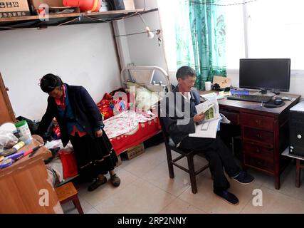 (180908) -- KUNMING, 8 septembre 2018 -- Wang Zhengxiang et son épouse Pan Xiuhua sont vus dans le dortoir de l'école primaire Ayiyang dans le village de Sanmeng de Luquan Yi et le comté autonome de Miao, dans le sud-ouest de la Chine, province du Yunnan, le 5 septembre 2018. Un enseignant, huit étudiants, aucun n’a été et ne sera abandonné grâce à l’enseignant rural Wang Zhengxiang. Wang Zhengxiang du groupe ethnique Miao, 56 ans, est le seul enseignant et enseigne à l'école primaire du village isolé d'Ayiyang depuis 38 ans. L'école primaire Ayiyang, située à une altitude de 2 600 mètres au-dessus du niveau de la mer et entourée de montagnes, n'est pas W Banque D'Images