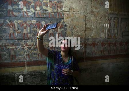 (180908) -- GIZEH (ÉGYPTE), 8 septembre 2018 -- Une femme prend un selfie dans une tombe à Gizeh, près du Caire, Égypte, 8 septembre 2018. L'Egypte a inauguré samedi une tombe de l'ancien Empire d'un homme appelé Mehu qui était ministre à la fin de la vie dynastie.) ÉGYPTE-GIZA-ARCHÉOLOGIE-ANCIEN ROYAUME TOMBEAU-OUVERTURE AHMEDXGOMAA PUBLICATIONXNOTXINXCHN Banque D'Images