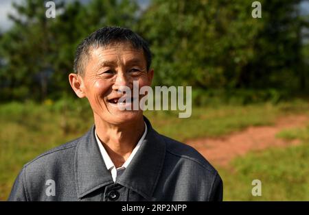 (180908) -- KUNMING, 8 septembre 2018 -- Wang Zhengxiang a été vu dans le village de Sanmeng de Luquan Yi et le comté autonome de Miao, dans la province du Yunnan au sud-ouest de la Chine, le 5 septembre 2018. Un enseignant, huit étudiants, aucun n’a été et ne sera abandonné grâce à l’enseignant rural Wang Zhengxiang. Wang Zhengxiang du groupe ethnique Miao, 56 ans, est le seul enseignant et enseigne à l'école primaire du village isolé d'Ayiyang depuis 38 ans. L'école primaire Ayiyang, située à une altitude de 2 600 mètres au-dessus du niveau de la mer et entourée de montagnes, n'est pas facilement accessible du monde extérieur. Il n'y a que huit étudiants à Banque D'Images