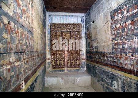 (180908) -- GIZEH (ÉGYPTE), 8 septembre 2018 -- une photo prise le 8 septembre 2018 montre le mur d'une tombe à Gizeh, près du Caire, en Égypte. L'Egypte a inauguré samedi une tombe de l'ancien Empire d'un homme appelé Mehu qui était ministre à la fin de la vie dynastie.) ÉGYPTE-GIZA-ARCHÉOLOGIE-ANCIEN ROYAUME TOMBEAU-OUVERTURE AHMEDXGOMAA PUBLICATIONXNOTXINXCHN Banque D'Images
