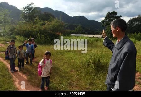 (180908) -- KUNMING, 8 septembre 2018 -- Wang Zhengxiang voit des étudiants à la lisière du village de Sanmeng de Luquan Yi et du comté autonome de Miao, dans la province du Yunnan au sud-ouest de la Chine, le 5 septembre 2018. Un enseignant, huit étudiants, aucun n’a été et ne sera abandonné grâce à l’enseignant rural Wang Zhengxiang. Wang Zhengxiang du groupe ethnique Miao, 56 ans, est le seul enseignant et enseigne à l'école primaire du village isolé d'Ayiyang depuis 38 ans. L'école primaire Ayiyang, située à une altitude de 2 600 mètres au-dessus du niveau de la mer et entourée de montagnes, n'est pas facilement accessible du monde extérieur. Il y a j Banque D'Images