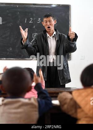 (180908) -- KUNMING, 8 septembre 2018 -- Wang Zhengxiang enseigne à l'école primaire Ayiyang dans le village de Sanmeng, dans le comté autonome de Luquan Yi et Miao, dans le sud-ouest de la province du Yunnan, le 6 septembre 2018. Un enseignant, huit étudiants, aucun n’a été et ne sera abandonné grâce à l’enseignant rural Wang Zhengxiang. Wang Zhengxiang du groupe ethnique Miao, 56 ans, est le seul enseignant et enseigne à l'école primaire du village isolé d'Ayiyang depuis 38 ans. L'école primaire Ayiyang, située à une altitude de 2 600 mètres au-dessus du niveau de la mer et entourée de montagnes, n'est pas facilement accessible du monde extérieur. Il y a un Banque D'Images