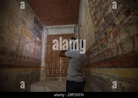 (180908) -- GIZEH (ÉGYPTE), 8 septembre 2018 -- Un homme prend des photos à l'intérieur d'une tombe à Gizeh, près du Caire, Égypte, 8 septembre 2018. L'Egypte a inauguré samedi une tombe de l'ancien Empire d'un homme appelé Mehu qui était ministre à la fin de la vie dynastie.) ÉGYPTE-GIZA-ARCHÉOLOGIE-ANCIEN ROYAUME TOMBEAU-OUVERTURE AHMEDXGOMAA PUBLICATIONXNOTXINXCHN Banque D'Images