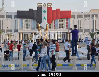 (180909) -- DAMAS, le 9 septembre 2018 -- des Syriens visitent la Foire internationale de Damas à l'extérieur de Damas, en Syrie, le 9 septembre 2018. La 60e Foire internationale de Damas a débuté le 6 septembre, alors que le gouvernement fait la promotion des opportunités d'investissement en Syrie dans un contexte d'amélioration de la situation sécuritaire. SYRIE-DAMAS-FOIRE INTERNATIONALE AmmarxSafarjalani PUBLICATIONxNOTxINxCHN Banque D'Images