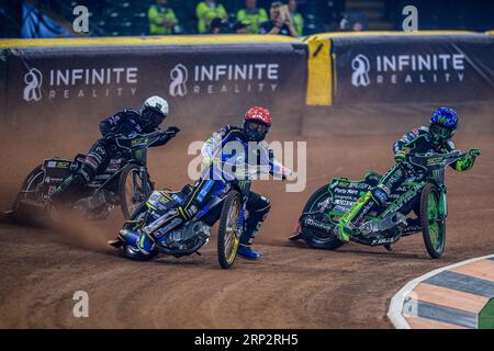 Jason Doyle (69) (Rouge) mène Tai Woffinden (108) (blanc) et Patryk Dudek (692) (Bleu) lors du Grand Prix FIM Speedway de Grande-Bretagne au Principality Stadium, Cardiff, le samedi 2 septembre 2023. (Photo : Ian Charles | MI News) Banque D'Images
