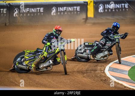 Martin Vaculik (54) (Rouge) mène Tai Woffinden (108) (Bleu) lors du Grand Prix FIM Speedway de Grande-Bretagne au Principality Stadium de Cardiff le samedi 2 septembre 2023. (Photo : Ian Charles | MI News) crédit : MI News & Sport / Alamy Live News Banque D'Images