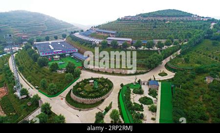 (180910) -- YINCHUAN, 10 septembre 2018 -- une photo aérienne prise le 30 août 2018 montre une vue générale du village de Longwangba dans le comté de Xiji en Guyuan, dans la région autonome hui de Ningxia, au nord-ouest de la Chine. Longwangba est situé à Xihaigu, une région montagneuse pauvre du Ningxia. En 2011, le village a fondé une coopération pour développer le tourisme rural, l'aviculture et la plantation de pivoines et de fraises biologiques. Jusqu'à présent, le village de Longwangba a été sorti de la pauvreté. Il voit environ 160 000 voyages touristiques par an. )(MCG) CHINA-NINGXIA-GUYUAN-LONGWANGBA-POVERTY RELIEF (CN) WangxPeng PUBLICATIONxNOTxINxCHN Banque D'Images