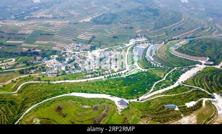 (180910) -- YINCHUAN, 10 septembre 2018 -- une photo aérienne prise le 30 août 2018 montre une vue générale du village de Longwangba dans le comté de Xiji en Guyuan, dans la région autonome hui de Ningxia, au nord-ouest de la Chine. Longwangba est situé à Xihaigu, une région montagneuse pauvre du Ningxia. En 2011, le village a fondé une coopération pour développer le tourisme rural, l'aviculture et la plantation de pivoines et de fraises biologiques. Jusqu'à présent, le village de Longwangba a été sorti de la pauvreté. Il voit environ 160 000 voyages touristiques par an. )(mcg) CHINA-NINGXIA-GUYUAN-LONGWANGBA-POVERTY RELIEF (CN) GuoxXulei PUBLICATIONxNOTxINxCHN Banque D'Images