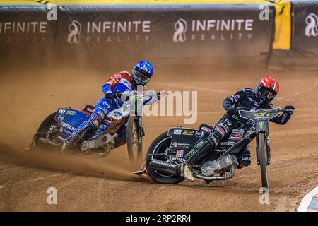 Tai Woffinden (108) (Rouge) mène Dan Bewley (99) (Bleu) lors du Grand Prix FIM Speedway de Grande-Bretagne au Principality Stadium de Cardiff le samedi 2 septembre 2023. (Photo : Ian Charles | MI News) crédit : MI News & Sport / Alamy Live News Banque D'Images