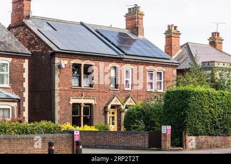 Grandes maisons jumelées avec panneaux solaires sur le toit. Banque D'Images