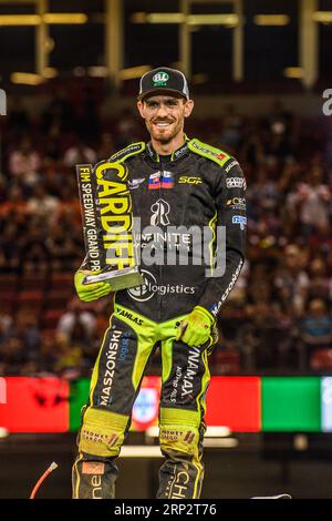 Martin Vaculik, vainqueur du Grand Prix de Grande-Bretagne, tient son trophée en l'air lors du Grand Prix FIM Speedway de Grande-Bretagne au Principality Stadium, Cardiff, le samedi 2 septembre 2023. (Photo : Ian Charles | MI News) crédit : MI News & Sport / Alamy Live News Banque D'Images