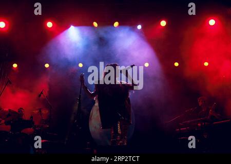 Izmir, Turquie. 02 septembre 2023. Gaye su Akyol se produit lors de la 92e Foire internationale d'Izmir. Gaye su Akyol ; musicien et peintre turc qui associe les contrastes de la musique traditionnelle anatolienne, du psychédélisme, du surf rock et du post-punk à son approche futuriste. L'artiste, qui a beaucoup de fans chez elle et à l'étranger, a rencontré ses fans à la 92e Foire internationale d'Izmir. Crédit : SOPA Images Limited/Alamy Live News Banque D'Images